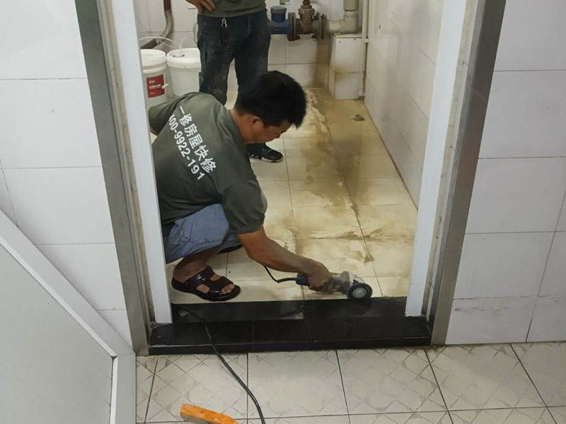 衛(wèi)生間地磚切割維修： 1、定位移動標尺選定切割尺寸，用單手握住操作手柄，將刀輪位拉向后座，將瓷磚平放在底板上并將瓷磚切割的線與底板橫梁對齊，瓷磚前端要靠住底板的豁口部。 2、劃線放下手柄使刀輪與瓷磚表面接觸，將手柄向前輕推使刀輪在瓷磚表面割機一條連續(xù)均勻的直線。 3、下壓將操作手柄抬起稍向后拉，使壓塊平穩(wěn)落放在瓷磚的前端。用適當?shù)牧⒉僮魇直蛳聣?，瓷磚將會沿著劃線斷開。