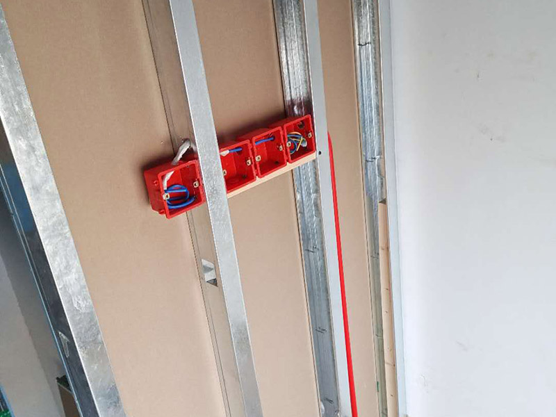 隔斷電路布線安裝:首先要根據(jù) 你對(duì)電的用途進(jìn)行電路定位，比如，哪里要開(kāi)關(guān)、哪里要插座、哪里要燈等電工會(huì)根據(jù)你的要求進(jìn)行定位。定位完成后，電工根據(jù)定位和電路走向，開(kāi)布線槽，線路槽很有講究，要橫平豎直，不過(guò)，規(guī)范的做法，不允許開(kāi)橫槽，因?yàn)闀?huì)影響墻的承受力。強(qiáng)弱電的間距要在30-50公分，因?yàn)閺?qiáng)電會(huì)干擾你的電視和電話；強(qiáng)弱電更不能同穿一根管內(nèi)；線管如果需要連接，要用接頭，接頭和管要用膠粘好；等等。