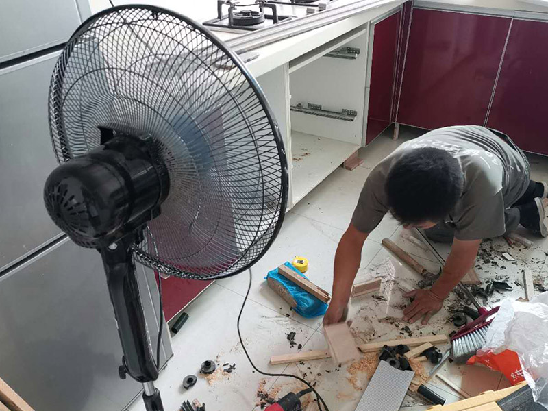 廚房櫥柜門安裝維修：先要固定好頂軌，軌道前飾面與柜櫥表面在同一平面，上下軌平放在預(yù)留位置;然后把兩扇門裝入軌道內(nèi)，使用水平尺或直尺測(cè)量門體垂直度，調(diào)整上下軌位置并固定好;再次檢查門體是不是與兩側(cè)平行，我們可以通過調(diào)節(jié)底輪來調(diào)節(jié)門體，達(dá)到邊框與兩側(cè)水平;最后將防跳裝置固定好。