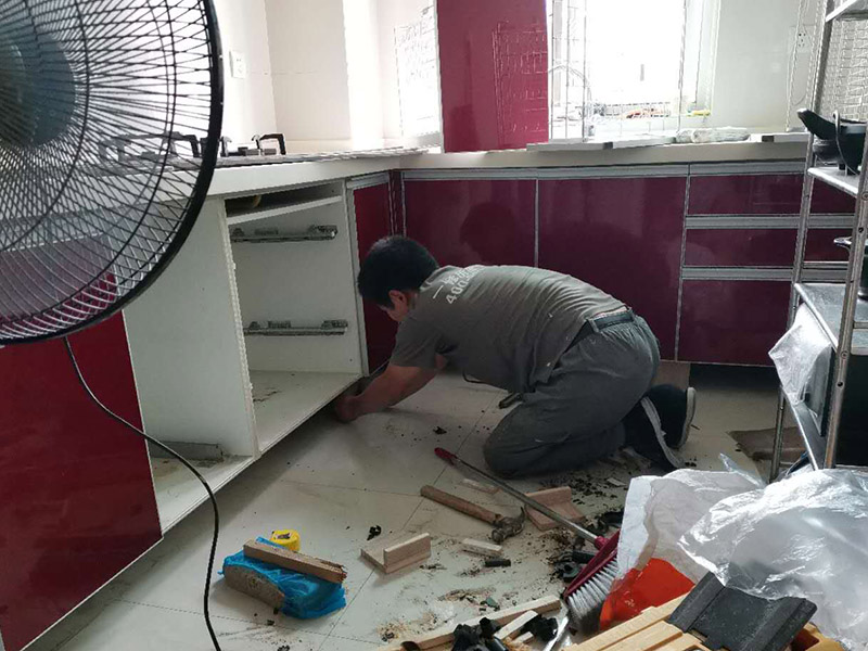 廚房櫥柜門安裝維修：先要固定好頂軌，軌道前飾面與柜櫥表面在同一平面，上下軌平放在預(yù)留位置;然后把兩扇門裝入軌道內(nèi)，使用水平尺或直尺測(cè)量門體垂直度，調(diào)整上下軌位置并固定好;再次檢查門體是不是與兩側(cè)平行，我們可以通過調(diào)節(jié)底輪來調(diào)節(jié)門體，達(dá)到邊框與兩側(cè)水平;最后將防跳裝置固定好。