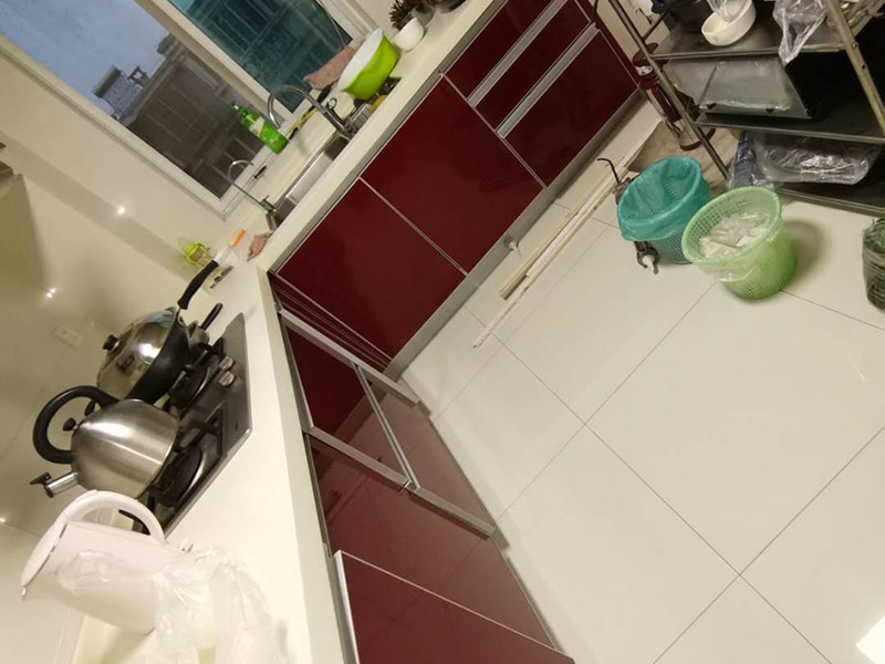 廚房櫥柜門安裝維修：先要固定好頂軌，軌道前飾面與柜櫥表面在同一平面，上下軌平放在預(yù)留位置;然后把兩扇門裝入軌道內(nèi)，使用水平尺或直尺測(cè)量門體垂直度，調(diào)整上下軌位置并固定好;再次檢查門體是不是與兩側(cè)平行，我們可以通過調(diào)節(jié)底輪來調(diào)節(jié)門體，達(dá)到邊框與兩側(cè)水平;最后將防跳裝置固定好。