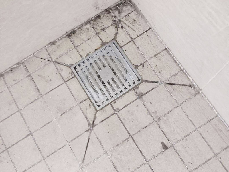 地漏更換安裝：拿起子和鉗子，把原來的地漏完全取出來，并清除周邊的水泥，清理沙粒、水泥等雜物。清除干凈后，用紙巾把水吸干凈，用抹布清理管道口，清理完成后取出抹布，放入地漏檢查地漏高低是否合適。清理干凈后，取適量的防滲水材料并和拌均勻，這里最好用防漏水的水泥，否則水有可能會滲入下一層。然后把和拌均勻的防漏水的水泥涂抹到凹槽及新地漏的周邊，等2分鐘，把地漏放入凹槽，注意平整，最后第1-2毫米。把蘸過水的過濾軸放入地漏底座，并適當?shù)男D使過濾軸周邊的硅膠與底座充分結合，并放上過濾網，并打掃地漏周邊。更換完成。