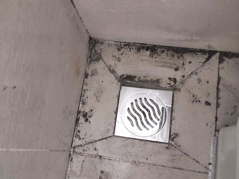 地漏更換安裝：拿起子和鉗子，把原來的地漏完全取出來，并清除周邊的水泥，清理沙粒、水泥等雜物。清除干凈后，用紙巾把水吸干凈，用抹布清理管道口，清理完成后取出抹布，放入地漏檢查地漏高低是否合適。清理干凈后，取適量的防滲水材料并和拌均勻，這里最好用防漏水的水泥，否則水有可能會滲入下一層。然后把和拌均勻的防漏水的水泥涂抹到凹槽及新地漏的周邊，等2分鐘，把地漏放入凹槽，注意平整，最后第1-2毫米。把蘸過水的過濾軸放入地漏底座，并適當?shù)男D使過濾軸周邊的硅膠與底座充分結合，并放上過濾網，并打掃地漏周邊。更換完成。