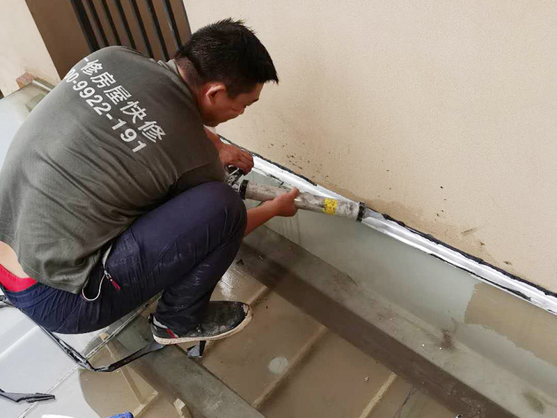 屋頂防水打膠案例：不少建筑新建成就滲漏，老建筑的滲漏現(xiàn)象更嚴重。第一步：把玻璃的邊清理干凈。把玻璃固定到位。在玻璃邊緣3mm處貼美文紙。第二步：用結(jié)構(gòu)膠往縫里填到60％。第三步：用和縫大小的泡抹棒往里壓填充，把膠往玻璃與型材的縫里擠。第四步：填充耐候密封膠，用刮刀來回30度角度刮2遍。缺膠的補上。30分內(nèi)把紙揭掉。