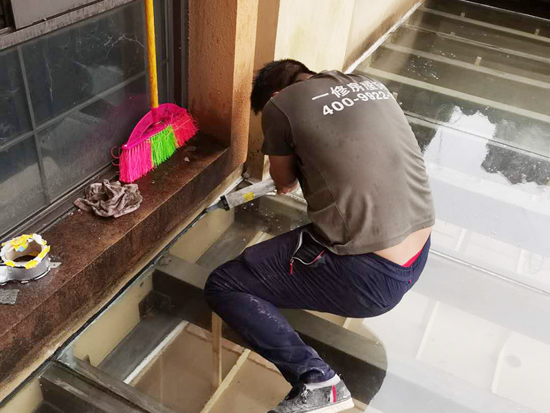 屋頂防水打膠案例：不少建筑新建成就滲漏，老建筑的滲漏現(xiàn)象更嚴重。第一步：把玻璃的邊清理干凈。把玻璃固定到位。在玻璃邊緣3mm處貼美文紙。第二步：用結(jié)構(gòu)膠往縫里填到60％。第三步：用和縫大小的泡抹棒往里壓填充，把膠往玻璃與型材的縫里擠。第四步：填充耐候密封膠，用刮刀來回30度角度刮2遍。缺膠的補上。30分內(nèi)把紙揭掉。