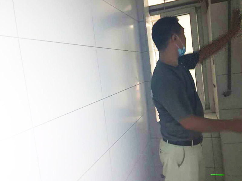 衛(wèi)生間局部改造:衛(wèi)生間的排水管道盡量不要做大的改動(dòng)，換掉出現(xiàn)問(wèn)題的管道，水壓不夠的老房子，可以加增壓泵，泵的大小根據(jù)水壓的大小而定。電路的改造一般是衛(wèi)生間翻新的重頭戲，多年以前的線(xiàn)路最好全部換新，需要的更多插座位置要做好預(yù)留，比如智能馬桶。線(xiàn)路盡可能的掩藏，不能掩藏的用防水性好的絕緣管道包起來(lái)。 新電器的安裝也要選擇防水性較好的產(chǎn)品，如衛(wèi)生間的電源開(kāi)關(guān)、插座等。衛(wèi)生間的吊頂幾乎需要全部重新做安排。最好采用鋁扣板的吊頂，不要選擇PVC的吊頂材料，容易使水蒸氣凝結(jié)下滴。坐便器最好不要改動(dòng)位置，整棟樓的坐便器都在同一個(gè)下水道。改動(dòng)不當(dāng)，即便抬高坐便器的位置，仍有可能導(dǎo)致通水不暢。小移位用移位器。