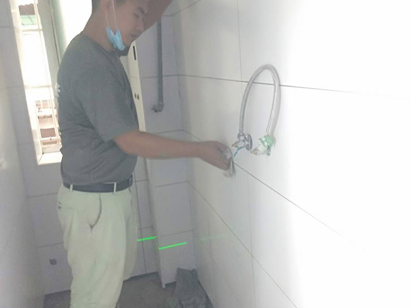 衛(wèi)生間局部改造:衛(wèi)生間的排水管道盡量不要做大的改動(dòng)，換掉出現(xiàn)問(wèn)題的管道，水壓不夠的老房子，可以加增壓泵，泵的大小根據(jù)水壓的大小而定。電路的改造一般是衛(wèi)生間翻新的重頭戲，多年以前的線(xiàn)路最好全部換新，需要的更多插座位置要做好預(yù)留，比如智能馬桶。線(xiàn)路盡可能的掩藏，不能掩藏的用防水性好的絕緣管道包起來(lái)。 新電器的安裝也要選擇防水性較好的產(chǎn)品，如衛(wèi)生間的電源開(kāi)關(guān)、插座等。衛(wèi)生間的吊頂幾乎需要全部重新做安排。最好采用鋁扣板的吊頂，不要選擇PVC的吊頂材料，容易使水蒸氣凝結(jié)下滴。坐便器最好不要改動(dòng)位置，整棟樓的坐便器都在同一個(gè)下水道。改動(dòng)不當(dāng)，即便抬高坐便器的位置，仍有可能導(dǎo)致通水不暢。小移位用移位器。