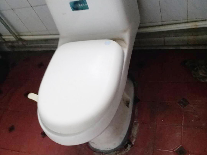 馬桶角閥重新安裝：在安裝馬桶前應(yīng)先對排污管道進(jìn)行全面檢查，看管道內(nèi)是否有泥砂、廢紙等雜物堵塞，同時檢查馬桶安裝位的地面前后左右是否水平，如發(fā)現(xiàn)地面不平，在安裝時應(yīng)將地面找平。翻轉(zhuǎn)馬桶，在馬桶排污口上確定中心，并劃出十字中心線，中心線應(yīng)延伸到馬桶底部四周腳邊。將馬桶上的與地面排污口的十字線對準(zhǔn)，保持水平安裝馬桶，并用力壓緊密封圈，安裝上地腳螺絲及裝飾帽。在馬桶排污口上安裝好專用密封圈，或在四周打上一圈玻璃膠（油灰）或水泥砂漿，放水3-5分鐘沖洗管道，以保證自來水管的清潔；再安裝角閥和連接軟管，然后將軟管與安裝的水箱配件進(jìn)水閥連接并按通水源。