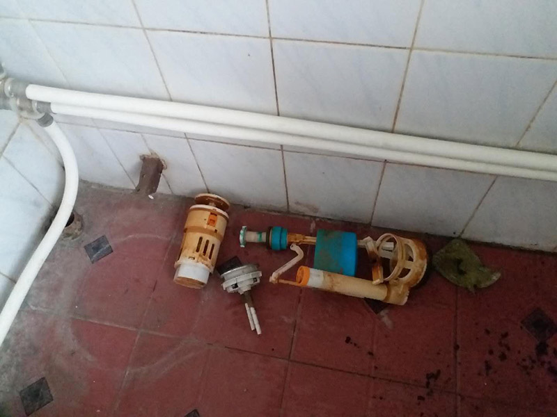 馬桶角閥重新安裝：在安裝馬桶前應(yīng)先對排污管道進(jìn)行全面檢查，看管道內(nèi)是否有泥砂、廢紙等雜物堵塞，同時檢查馬桶安裝位的地面前后左右是否水平，如發(fā)現(xiàn)地面不平，在安裝時應(yīng)將地面找平。翻轉(zhuǎn)馬桶，在馬桶排污口上確定中心，并劃出十字中心線，中心線應(yīng)延伸到馬桶底部四周腳邊。將馬桶上的與地面排污口的十字線對準(zhǔn)，保持水平安裝馬桶，并用力壓緊密封圈，安裝上地腳螺絲及裝飾帽。在馬桶排污口上安裝好專用密封圈，或在四周打上一圈玻璃膠（油灰）或水泥砂漿，放水3-5分鐘沖洗管道，以保證自來水管的清潔；再安裝角閥和連接軟管，然后將軟管與安裝的水箱配件進(jìn)水閥連接并按通水源。