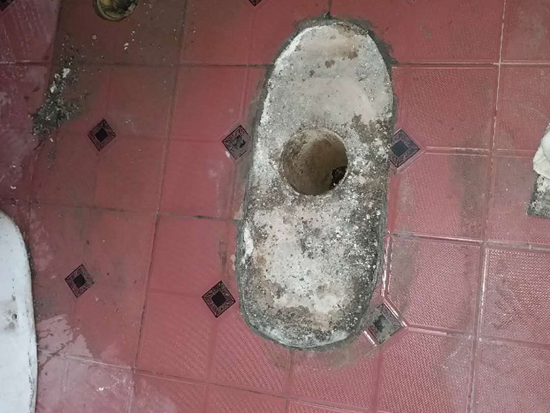 馬桶角閥重新安裝：在安裝馬桶前應(yīng)先對排污管道進(jìn)行全面檢查，看管道內(nèi)是否有泥砂、廢紙等雜物堵塞，同時檢查馬桶安裝位的地面前后左右是否水平，如發(fā)現(xiàn)地面不平，在安裝時應(yīng)將地面找平。翻轉(zhuǎn)馬桶，在馬桶排污口上確定中心，并劃出十字中心線，中心線應(yīng)延伸到馬桶底部四周腳邊。將馬桶上的與地面排污口的十字線對準(zhǔn)，保持水平安裝馬桶，并用力壓緊密封圈，安裝上地腳螺絲及裝飾帽。在馬桶排污口上安裝好專用密封圈，或在四周打上一圈玻璃膠（油灰）或水泥砂漿，放水3-5分鐘沖洗管道，以保證自來水管的清潔；再安裝角閥和連接軟管，然后將軟管與安裝的水箱配件進(jìn)水閥連接并按通水源。