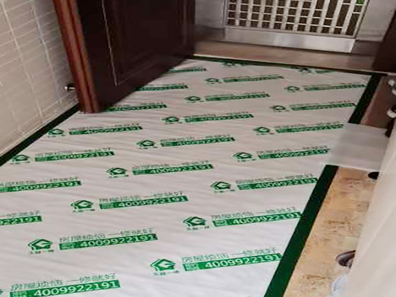 地面成品保護：滿鋪成品瓦楞紙板，再用干凈彩條布滿鋪在普通石膏板上，在彩條布交接處及轉(zhuǎn)角處用膠帶固定，也可選用木芯板或三夾板。材料選用視上人、車情況而定。 所有成品飾面板在安裝好后必須用PE保護膜覆蓋包起來，所有成品飾面板的陽角位必須用硬質(zhì)紙護角或泡沫棉進行保護性包裝，防止交被其他施工人員碰撞。 1、入戶門扇用公司統(tǒng)一的門貼進行全面包裹保護，用透明膠帶將保護膜粘貼牢固平整。 2、用標準保護膜將門框三面保護完整并固定牢固。 3、工程完工后拆除保護膜時如果有粘貼時的膠痕，應用酒精或?qū)Ｓ玫那逦蹌┣宄z。