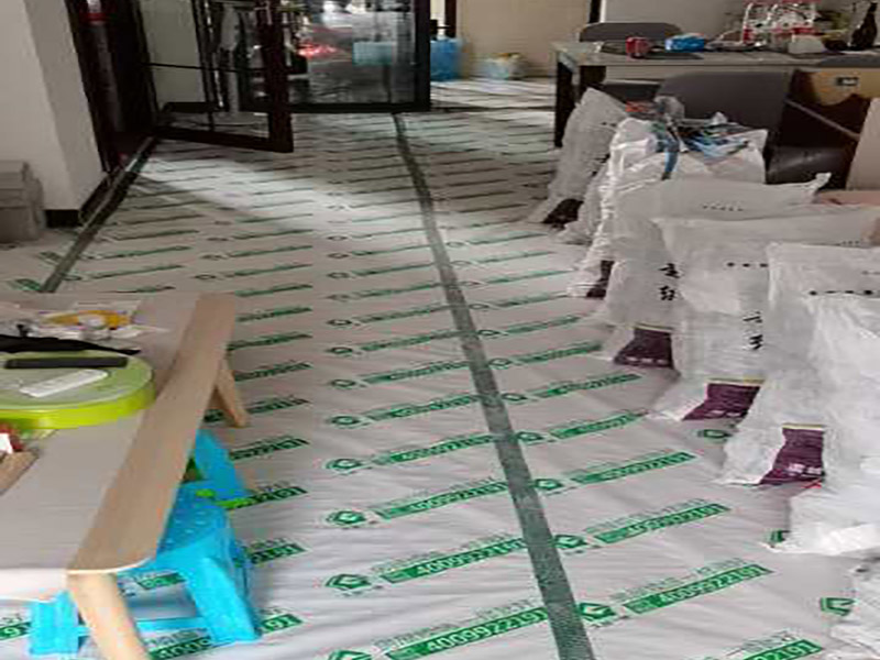 地面成品保護：滿鋪成品瓦楞紙板，再用干凈彩條布滿鋪在普通石膏板上，在彩條布交接處及轉(zhuǎn)角處用膠帶固定，也可選用木芯板或三夾板。材料選用視上人、車情況而定。 所有成品飾面板在安裝好后必須用PE保護膜覆蓋包起來，所有成品飾面板的陽角位必須用硬質(zhì)紙護角或泡沫棉進行保護性包裝，防止交被其他施工人員碰撞。 1、入戶門扇用公司統(tǒng)一的門貼進行全面包裹保護，用透明膠帶將保護膜粘貼牢固平整。 2、用標準保護膜將門框三面保護完整并固定牢固。 3、工程完工后拆除保護膜時如果有粘貼時的膠痕，應用酒精或?qū)Ｓ玫那逦蹌┣宄z。