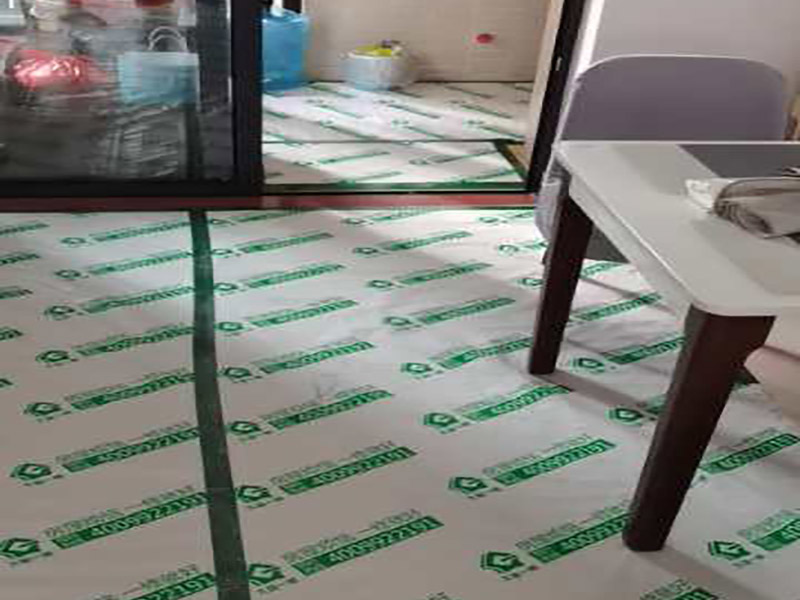 地面成品保護：滿鋪成品瓦楞紙板，再用干凈彩條布滿鋪在普通石膏板上，在彩條布交接處及轉(zhuǎn)角處用膠帶固定，也可選用木芯板或三夾板。材料選用視上人、車情況而定。 所有成品飾面板在安裝好后必須用PE保護膜覆蓋包起來，所有成品飾面板的陽角位必須用硬質(zhì)紙護角或泡沫棉進行保護性包裝，防止交被其他施工人員碰撞。 1、入戶門扇用公司統(tǒng)一的門貼進行全面包裹保護，用透明膠帶將保護膜粘貼牢固平整。 2、用標準保護膜將門框三面保護完整并固定牢固。 3、工程完工后拆除保護膜時如果有粘貼時的膠痕，應用酒精或?qū)Ｓ玫那逦蹌┣宄z。