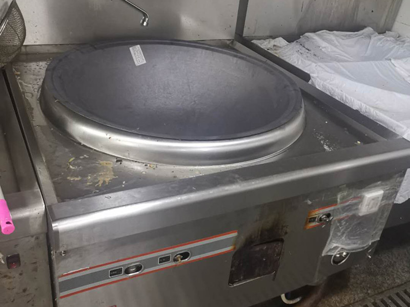 廚房灶具翻新：燃?xì)庠畹氖褂闷谙奘?年?？筛鶕?jù)產(chǎn)品出廠日期來進(jìn)行判斷。半數(shù)以上家庭的灶具，都是&ldquo;超齡服役&rdquo;，如果家中燃?xì)庠蠲黠@已經(jīng)老化，或者沒有熄火保護(hù)裝置，最好利用天然氣置換的機(jī)會(huì)，重新購置新灶具。燃?xì)獗P不僅可以取下，而且灶具面板造型簡單，沒有花俏的凸凹。誰做飯能保證不迸濺油漬和雜物？如果燃?xì)獗P取不下來，如果灶具面板凸凹起伏，那可怎么清理？所以當(dāng)燃?xì)獗P取下后，就相當(dāng)容易打理了。