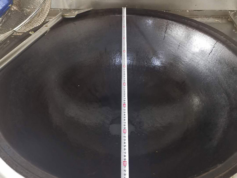 廚房灶具翻新：燃?xì)庠畹氖褂闷谙奘?年?？筛鶕?jù)產(chǎn)品出廠日期來進(jìn)行判斷。半數(shù)以上家庭的灶具，都是&ldquo;超齡服役&rdquo;，如果家中燃?xì)庠蠲黠@已經(jīng)老化，或者沒有熄火保護(hù)裝置，最好利用天然氣置換的機(jī)會(huì)，重新購置新灶具。燃?xì)獗P不僅可以取下，而且灶具面板造型簡單，沒有花俏的凸凹。誰做飯能保證不迸濺油漬和雜物？如果燃?xì)獗P取不下來，如果灶具面板凸凹起伏，那可怎么清理？所以當(dāng)燃?xì)獗P取下后，就相當(dāng)容易打理了。