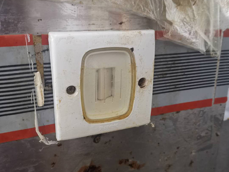 廚房灶具翻新：燃?xì)庠畹氖褂闷谙奘?年。可根據(jù)產(chǎn)品出廠日期來進(jìn)行判斷。半數(shù)以上家庭的灶具，都是&ldquo;超齡服役&rdquo;，如果家中燃?xì)庠蠲黠@已經(jīng)老化，或者沒有熄火保護(hù)裝置，最好利用天然氣置換的機(jī)會(huì)，重新購置新灶具。燃?xì)獗P不僅可以取下，而且灶具面板造型簡單，沒有花俏的凸凹。誰做飯能保證不迸濺油漬和雜物？如果燃?xì)獗P取不下來，如果灶具面板凸凹起伏，那可怎么清理？所以當(dāng)燃?xì)獗P取下后，就相當(dāng)容易打理了。