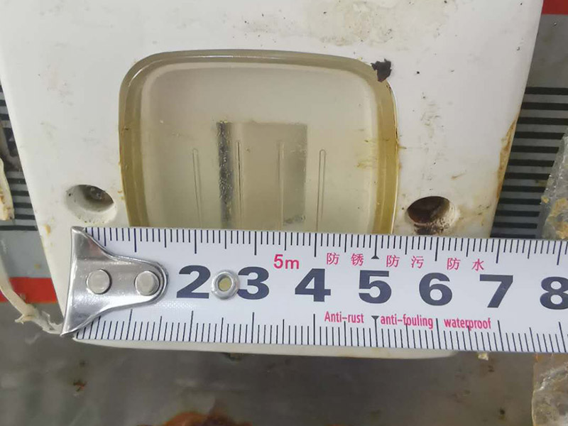 廚房灶具翻新：燃?xì)庠畹氖褂闷谙奘?年?？筛鶕?jù)產(chǎn)品出廠日期來進(jìn)行判斷。半數(shù)以上家庭的灶具，都是&ldquo;超齡服役&rdquo;，如果家中燃?xì)庠蠲黠@已經(jīng)老化，或者沒有熄火保護(hù)裝置，最好利用天然氣置換的機(jī)會(huì)，重新購置新灶具。燃?xì)獗P不僅可以取下，而且灶具面板造型簡單，沒有花俏的凸凹。誰做飯能保證不迸濺油漬和雜物？如果燃?xì)獗P取不下來，如果灶具面板凸凹起伏，那可怎么清理？所以當(dāng)燃?xì)獗P取下后，就相當(dāng)容易打理了。