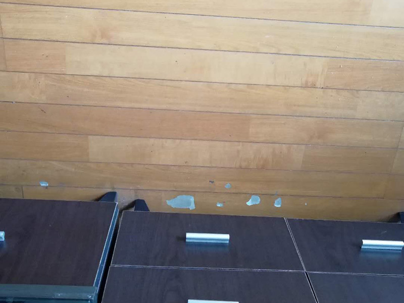 地板局部維修翻新：起下需替換的地板。用一字螺絲刀即將替換的地板短邊處鑿出一個(gè)1厘米長(zhǎng)的縫隙,再用曲線鋸將需替換的地板表面鋸成十字形的鋸縫;然后將分紅四小片的地板取出。 整理膠水。用鋼鋸條整理原接口殘留的膠水,并確保整理好的榫槽便于裝置,假如整理不完全,接縫會(huì)不平或不嚴(yán)。能夠用有新榫頭小片地板在接口上來回滑動(dòng),找出殘留膠跡并鏟除,使修正后的地板漂亮。