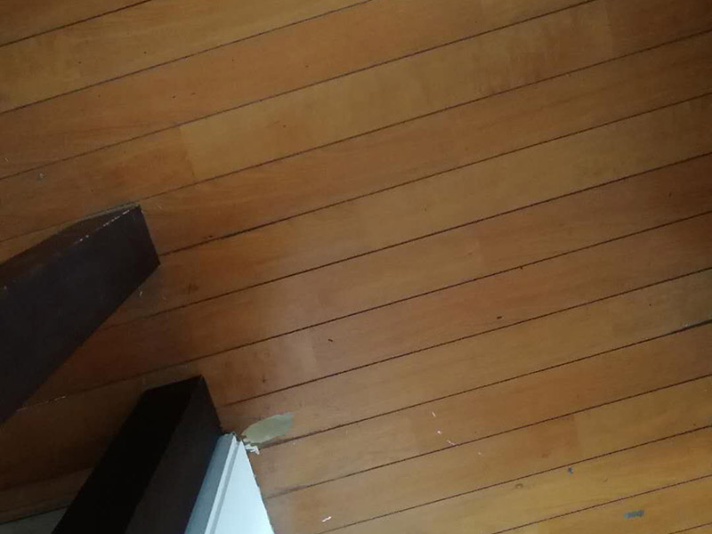 地板局部維修翻新：起下需替換的地板。用一字螺絲刀即將替換的地板短邊處鑿出一個(gè)1厘米長(zhǎng)的縫隙,再用曲線鋸將需替換的地板表面鋸成十字形的鋸縫;然后將分紅四小片的地板取出。 整理膠水。用鋼鋸條整理原接口殘留的膠水,并確保整理好的榫槽便于裝置,假如整理不完全,接縫會(huì)不平或不嚴(yán)。能夠用有新榫頭小片地板在接口上來回滑動(dòng),找出殘留膠跡并鏟除,使修正后的地板漂亮。