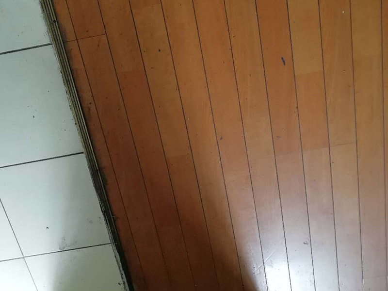 地板局部維修翻新：起下需替換的地板。用一字螺絲刀即將替換的地板短邊處鑿出一個(gè)1厘米長(zhǎng)的縫隙,再用曲線鋸將需替換的地板表面鋸成十字形的鋸縫;然后將分紅四小片的地板取出。 整理膠水。用鋼鋸條整理原接口殘留的膠水,并確保整理好的榫槽便于裝置,假如整理不完全,接縫會(huì)不平或不嚴(yán)。能夠用有新榫頭小片地板在接口上來回滑動(dòng),找出殘留膠跡并鏟除,使修正后的地板漂亮。