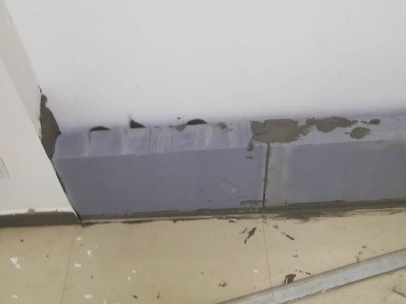 砌磚封門洞維修：裝修中封門洞就是在門上方有一個(gè)長方形的窗口，把那個(gè)封起來就是封門洞　　 老式房屋的門上方都帶氣窗，門洞總高度都在2.4-2.5m，而現(xiàn)在裝修門洞高度只留到2.1m左右，還有近40cm的高度的空洞需要封堵，這就叫門洞封堵。　　 裝修封門洞的方法一般都用石膏板，但能代替石膏板的材料也有很多。還有用紅磚砌