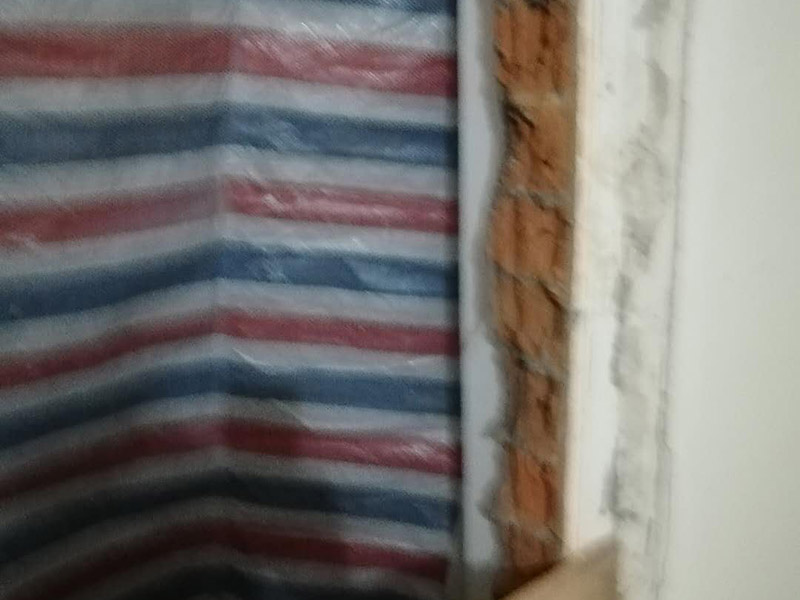 砌磚封門洞維修：裝修中封門洞就是在門上方有一個(gè)長方形的窗口，把那個(gè)封起來就是封門洞　　 老式房屋的門上方都帶氣窗，門洞總高度都在2.4-2.5m，而現(xiàn)在裝修門洞高度只留到2.1m左右，還有近40cm的高度的空洞需要封堵，這就叫門洞封堵?！　?裝修封門洞的方法一般都用石膏板，但能代替石膏板的材料也有很多。還有用紅磚砌