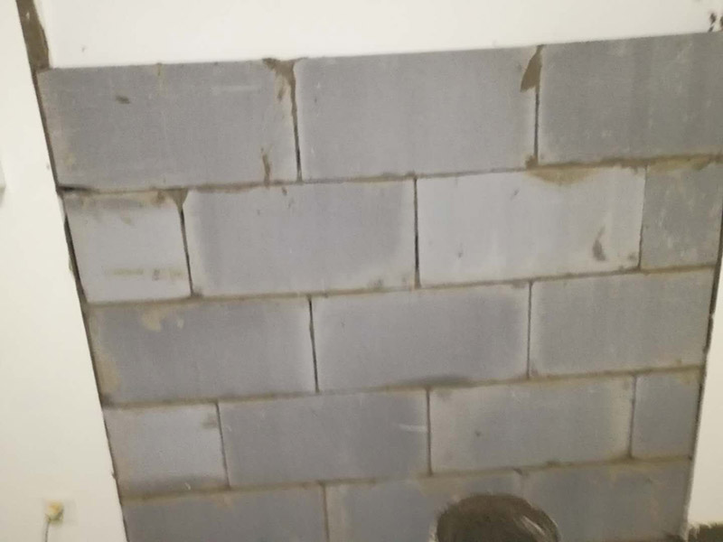 砌磚封門洞維修：裝修中封門洞就是在門上方有一個(gè)長方形的窗口，把那個(gè)封起來就是封門洞　　 老式房屋的門上方都帶氣窗，門洞總高度都在2.4-2.5m，而現(xiàn)在裝修門洞高度只留到2.1m左右，還有近40cm的高度的空洞需要封堵，這就叫門洞封堵。　　 裝修封門洞的方法一般都用石膏板，但能代替石膏板的材料也有很多。還有用紅磚砌