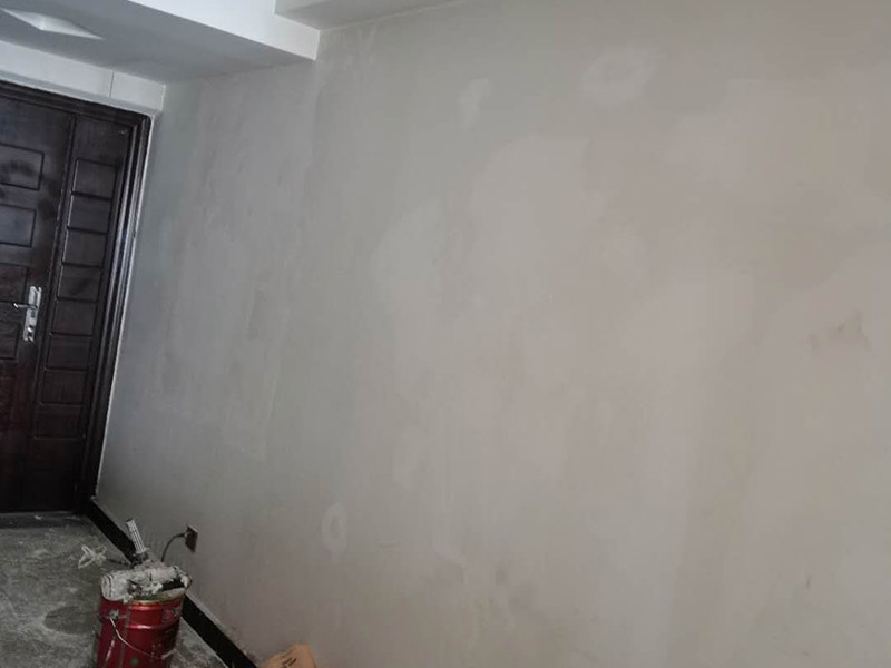 墻面找平刷漆：墻面基層加固?；鶎邮杷傻囊茸鲧P除，可以使用大品牌的專用墻面加固劑。防水處理。衛(wèi)生間、廚房背面的墻體，長(zhǎng)期潮濕水汽從墻體背后透出，會(huì)導(dǎo)致漆膜起泡脫落發(fā)霉，推薦使用防水漿料，可有效抵御水汽干擾。石膏板及吊頂接縫。像有些油漆品牌有專業(yè)的石膏基接縫膏以及配套的接縫紙帶，讓接縫平整牢固?？沽烟幚怼Ｒ?yàn)榉课莩两?，原始基層材料?wèn)題，導(dǎo)致墻體會(huì)有開(kāi)裂或細(xì)小裂痕，配套膩?zhàn)邮褂镁W(wǎng)格布，讓抗裂有保障。墻面底層找平和面層收光。推薦使用成品膩?zhàn)?，只需添加清水，?qiáng)度可靠，平整環(huán)保，底子打的好，面層更耐久。打磨平整，這個(gè)太重要了，有條件的可以批三層膩?zhàn)印，F(xiàn)在工人為了省事，都是打磨一遍就草草了事，比較負(fù)責(zé)的方法是，打磨完一遍后，上底漆時(shí)把有坑的地方補(bǔ)齊又打磨，上了面漆一遍后，又檢查再補(bǔ)齊又打磨。