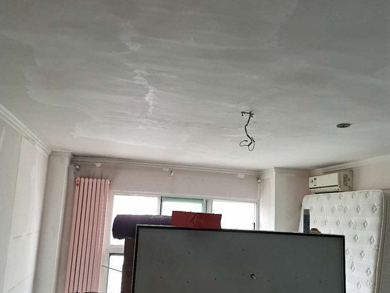 墻面找平刷漆：墻面基層加固?；鶎邮杷傻囊茸鲧P除，可以使用大品牌的專用墻面加固劑。防水處理。衛(wèi)生間、廚房背面的墻體，長(zhǎng)期潮濕水汽從墻體背后透出，會(huì)導(dǎo)致漆膜起泡脫落發(fā)霉，推薦使用防水漿料，可有效抵御水汽干擾。石膏板及吊頂接縫。像有些油漆品牌有專業(yè)的石膏基接縫膏以及配套的接縫紙帶，讓接縫平整牢固?？沽烟幚?。因?yàn)榉课莩两?，原始基層材料?wèn)題，導(dǎo)致墻體會(huì)有開(kāi)裂或細(xì)小裂痕，配套膩?zhàn)邮褂镁W(wǎng)格布，讓抗裂有保障。墻面底層找平和面層收光。推薦使用成品膩?zhàn)樱恍杼砑忧逅?，?qiáng)度可靠，平整環(huán)保，底子打的好，面層更耐久。打磨平整，這個(gè)太重要了，有條件的可以批三層膩?zhàn)印，F(xiàn)在工人為了省事，都是打磨一遍就草草了事，比較負(fù)責(zé)的方法是，打磨完一遍后，上底漆時(shí)把有坑的地方補(bǔ)齊又打磨，上了面漆一遍后，又檢查再補(bǔ)齊又打磨。