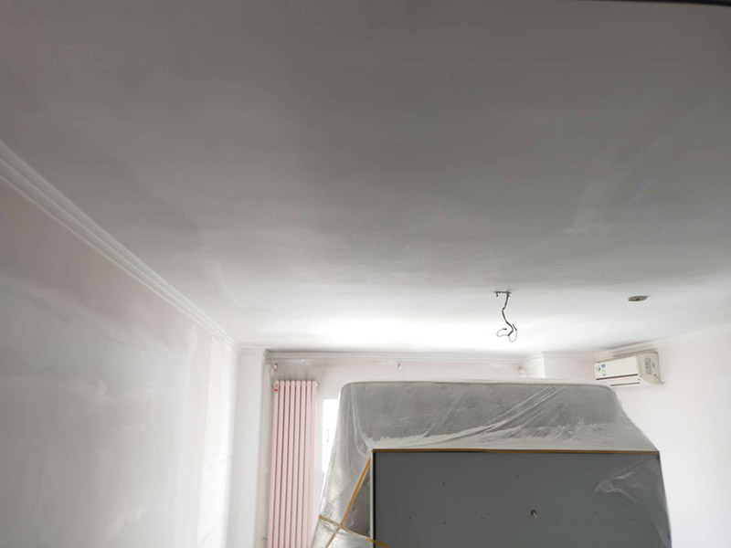 墻面找平刷漆：墻面基層加固?；鶎邮杷傻囊茸鲧P除，可以使用大品牌的專用墻面加固劑。防水處理。衛(wèi)生間、廚房背面的墻體，長(zhǎng)期潮濕水汽從墻體背后透出，會(huì)導(dǎo)致漆膜起泡脫落發(fā)霉，推薦使用防水漿料，可有效抵御水汽干擾。石膏板及吊頂接縫。像有些油漆品牌有專業(yè)的石膏基接縫膏以及配套的接縫紙帶，讓接縫平整牢固?？沽烟幚怼Ｒ?yàn)榉课莩两?，原始基層材料?wèn)題，導(dǎo)致墻體會(huì)有開(kāi)裂或細(xì)小裂痕，配套膩?zhàn)邮褂镁W(wǎng)格布，讓抗裂有保障。墻面底層找平和面層收光。推薦使用成品膩?zhàn)?，只需添加清水，?qiáng)度可靠，平整環(huán)保，底子打的好，面層更耐久。打磨平整，這個(gè)太重要了，有條件的可以批三層膩?zhàn)印，F(xiàn)在工人為了省事，都是打磨一遍就草草了事，比較負(fù)責(zé)的方法是，打磨完一遍后，上底漆時(shí)把有坑的地方補(bǔ)齊又打磨，上了面漆一遍后，又檢查再補(bǔ)齊又打磨。