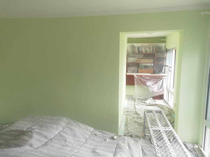 墻面刷乳膠漆：一般進(jìn)行墻面處理之前木工家具和瓷磚鋪貼應(yīng)該都已經(jīng)完成，如果是二手房翻新可能成品會(huì)更多。為了防止處理墻面的過(guò)程中成品被墻皮、粉塵、涂料污染，應(yīng)認(rèn)真對(duì)房間內(nèi)已有成品進(jìn)行保護(hù)。封固包含兩個(gè)方面，一個(gè)是裂縫、開(kāi)槽、孔洞的填補(bǔ)，這個(gè)用修補(bǔ)類(lèi)的石膏產(chǎn)品就可以了；還有一個(gè)是墻面基層的固化，這個(gè)一般使用固化劑來(lái)做，也有一些情況需要用固化能力更強(qiáng)的貼布（牛皮紙）來(lái)解決。做好墻面封固之后，如果墻面的平整度超過(guò)5mm，為了更方便的找平，建議先使用厚找平材料做厚找平。厚找平材料一般批刮1遍即可，盡量不要太厚，以能找平為準(zhǔn)。為了在刷漆時(shí)獲得更好的表現(xiàn)效果，精找平材料批刮之后一般都要用細(xì)砂紙整體打磨一遍，使墻面更加平整、光滑。如果不打算刷漆了，那就不需要進(jìn)行打磨了。