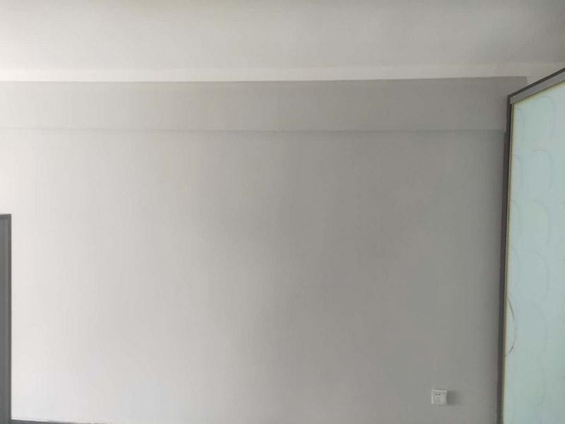 墻面刷乳膠漆：一般進(jìn)行墻面處理之前木工家具和瓷磚鋪貼應(yīng)該都已經(jīng)完成，如果是二手房翻新可能成品會(huì)更多。為了防止處理墻面的過(guò)程中成品被墻皮、粉塵、涂料污染，應(yīng)認(rèn)真對(duì)房間內(nèi)已有成品進(jìn)行保護(hù)。封固包含兩個(gè)方面，一個(gè)是裂縫、開(kāi)槽、孔洞的填補(bǔ)，這個(gè)用修補(bǔ)類(lèi)的石膏產(chǎn)品就可以了；還有一個(gè)是墻面基層的固化，這個(gè)一般使用固化劑來(lái)做，也有一些情況需要用固化能力更強(qiáng)的貼布（牛皮紙）來(lái)解決。做好墻面封固之后，如果墻面的平整度超過(guò)5mm，為了更方便的找平，建議先使用厚找平材料做厚找平。厚找平材料一般批刮1遍即可，盡量不要太厚，以能找平為準(zhǔn)。為了在刷漆時(shí)獲得更好的表現(xiàn)效果，精找平材料批刮之后一般都要用細(xì)砂紙整體打磨一遍，使墻面更加平整、光滑。如果不打算刷漆了，那就不需要進(jìn)行打磨了。