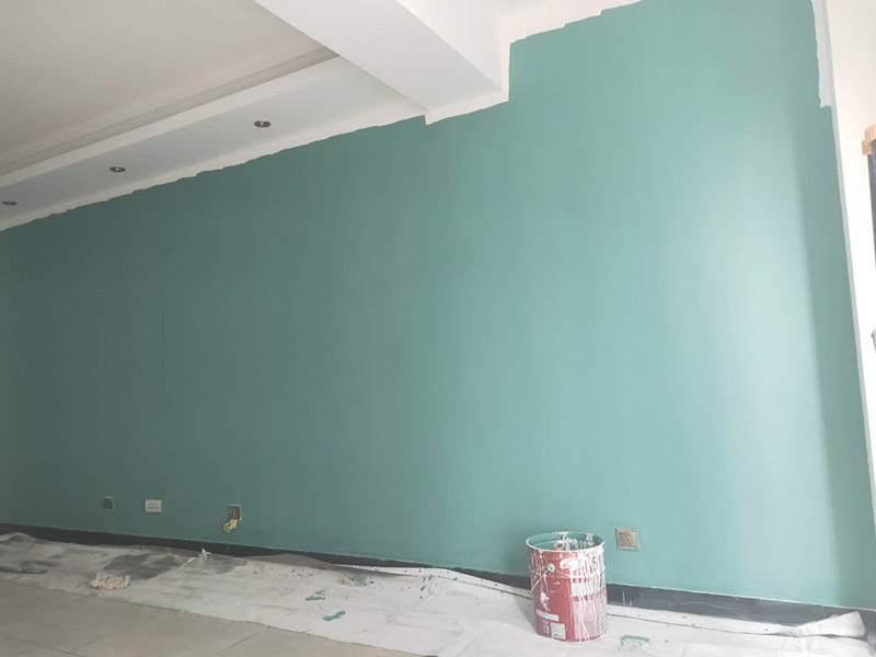 墻面乳膠漆翻新：1、使用吸塵器進行除塵工序，利用吸塵器的毛刷充分摩擦被清潔表面，去除灰塵。 2、對于局部污染或是有油漬的地方，需要使用聚氨酯稀釋劑來清洗。 3、局部有霉藻的部位，需要使用防霉溶液清洗，晾干或噴濕后鏟除。 4、對于已經(jīng)剝落或是破損的地方，先將破損部位松動的部分打磨掉，清理干凈，再使用柔性膩子進行修補。待表面修補平整后，再涂裝底漆。 5、先將破損、松動的部分清理干凈，使用柔性膩子進行修補，表面修補平整后涂裝805膠水。 6、在涂刷膠水的基層上滿刮膩子膏。 7、涂刷底漆，要均勻涂刷一遍，要求無露底、流墜現(xiàn)象。 8、 涂刷面漆， 均勻涂刷兩遍，待靠前遍干燥后涂刷第二遍，要求無露底、流墜。