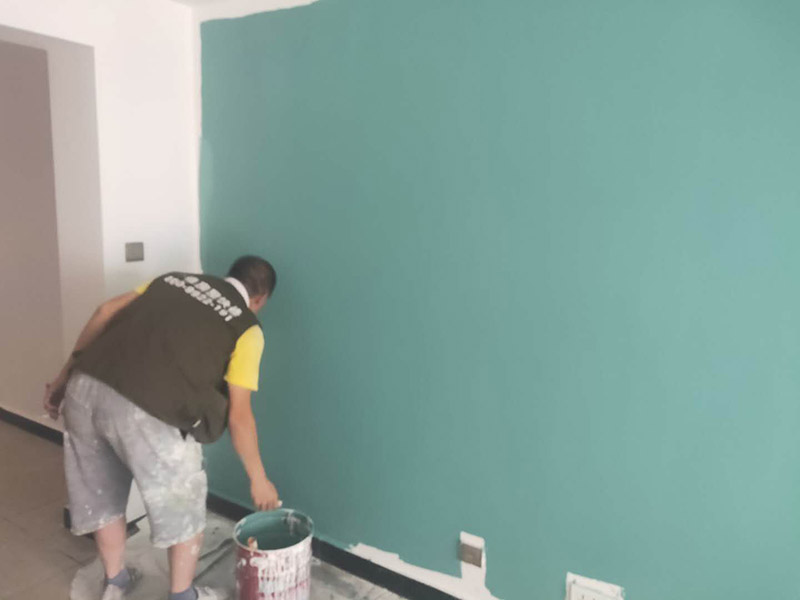 墻面乳膠漆翻新：1、使用吸塵器進行除塵工序，利用吸塵器的毛刷充分摩擦被清潔表面，去除灰塵。 2、對于局部污染或是有油漬的地方，需要使用聚氨酯稀釋劑來清洗。 3、局部有霉藻的部位，需要使用防霉溶液清洗，晾干或噴濕后鏟除。 4、對于已經(jīng)剝落或是破損的地方，先將破損部位松動的部分打磨掉，清理干凈，再使用柔性膩子進行修補。待表面修補平整后，再涂裝底漆。 5、先將破損、松動的部分清理干凈，使用柔性膩子進行修補，表面修補平整后涂裝805膠水。 6、在涂刷膠水的基層上滿刮膩子膏。 7、涂刷底漆，要均勻涂刷一遍，要求無露底、流墜現(xiàn)象。 8、 涂刷面漆， 均勻涂刷兩遍，待靠前遍干燥后涂刷第二遍，要求無露底、流墜。