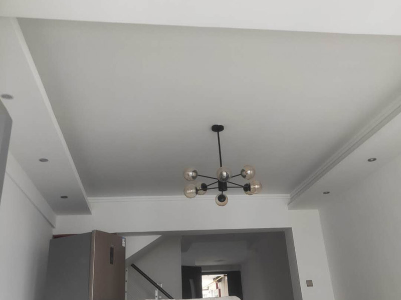 墻面乳膠漆翻新：1、使用吸塵器進行除塵工序，利用吸塵器的毛刷充分摩擦被清潔表面，去除灰塵。 2、對于局部污染或是有油漬的地方，需要使用聚氨酯稀釋劑來清洗。 3、局部有霉藻的部位，需要使用防霉溶液清洗，晾干或噴濕后鏟除。 4、對于已經(jīng)剝落或是破損的地方，先將破損部位松動的部分打磨掉，清理干凈，再使用柔性膩子進行修補。待表面修補平整后，再涂裝底漆。 5、先將破損、松動的部分清理干凈，使用柔性膩子進行修補，表面修補平整后涂裝805膠水。 6、在涂刷膠水的基層上滿刮膩子膏。 7、涂刷底漆，要均勻涂刷一遍，要求無露底、流墜現(xiàn)象。 8、 涂刷面漆， 均勻涂刷兩遍，待靠前遍干燥后涂刷第二遍，要求無露底、流墜。