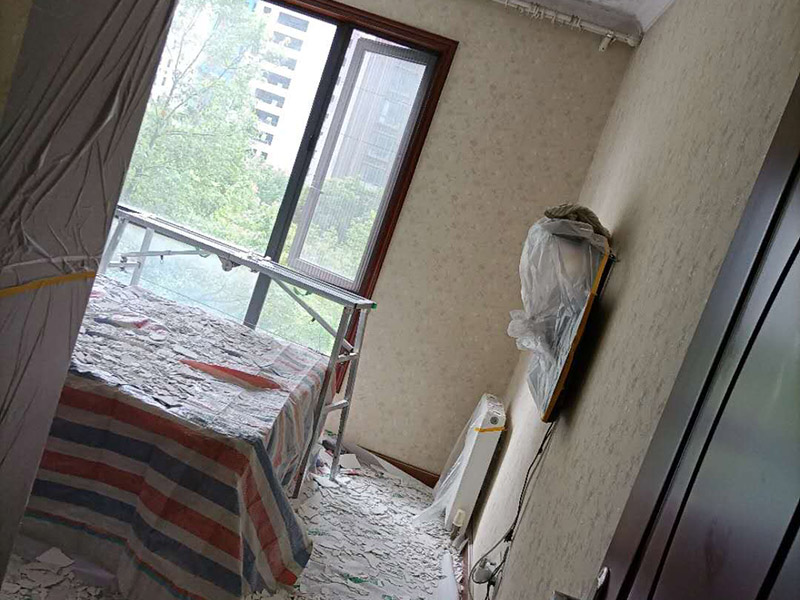 天花板鏟除裝修：所掉天花板周邊的200㎜范圍內(nèi)必須鑿除，而在鑿除過(guò)程中，絕不能采用沖擊鉆等機(jī)具或人工大力鑿除。只能是用人力輕輕鑿除，以免影響到周邊。原有樓板底面必須用鋼絲刷擦洗干凈，如果表面太光滑，須用鑿子輕輕鑿毛，再清洗干凈。用水泥油或1:1水泥砂漿在該位置掃毛。三日后，用比原設(shè)計(jì)要求的強(qiáng)度等級(jí)高一級(jí)的水泥砂漿批平即可。最后安裝前期一系列準(zhǔn)備完成后，就開始補(bǔ)掉落地方的天花板。