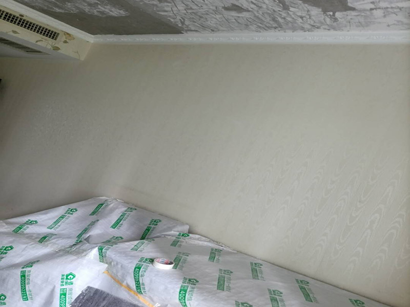 天花板鏟除裝修：所掉天花板周邊的200㎜范圍內(nèi)必須鑿除，而在鑿除過(guò)程中，絕不能采用沖擊鉆等機(jī)具或人工大力鑿除。只能是用人力輕輕鑿除，以免影響到周邊。原有樓板底面必須用鋼絲刷擦洗干凈，如果表面太光滑，須用鑿子輕輕鑿毛，再清洗干凈。用水泥油或1:1水泥砂漿在該位置掃毛。三日后，用比原設(shè)計(jì)要求的強(qiáng)度等級(jí)高一級(jí)的水泥砂漿批平即可。最后安裝前期一系列準(zhǔn)備完成后，就開始補(bǔ)掉落地方的天花板。