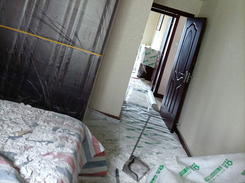 天花板鏟除裝修：所掉天花板周邊的200㎜范圍內(nèi)必須鑿除，而在鑿除過(guò)程中，絕不能采用沖擊鉆等機(jī)具或人工大力鑿除。只能是用人力輕輕鑿除，以免影響到周邊。原有樓板底面必須用鋼絲刷擦洗干凈，如果表面太光滑，須用鑿子輕輕鑿毛，再清洗干凈。用水泥油或1:1水泥砂漿在該位置掃毛。三日后，用比原設(shè)計(jì)要求的強(qiáng)度等級(jí)高一級(jí)的水泥砂漿批平即可。最后安裝前期一系列準(zhǔn)備完成后，就開始補(bǔ)掉落地方的天花板。