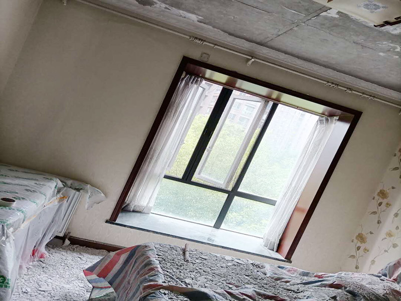 天花板鏟除裝修：所掉天花板周邊的200㎜范圍內(nèi)必須鑿除，而在鑿除過(guò)程中，絕不能采用沖擊鉆等機(jī)具或人工大力鑿除。只能是用人力輕輕鑿除，以免影響到周邊。原有樓板底面必須用鋼絲刷擦洗干凈，如果表面太光滑，須用鑿子輕輕鑿毛，再清洗干凈。用水泥油或1:1水泥砂漿在該位置掃毛。三日后，用比原設(shè)計(jì)要求的強(qiáng)度等級(jí)高一級(jí)的水泥砂漿批平即可。最后安裝前期一系列準(zhǔn)備完成后，就開始補(bǔ)掉落地方的天花板。