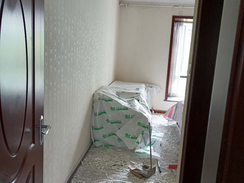 天花板鏟除裝修：所掉天花板周邊的200㎜范圍內(nèi)必須鑿除，而在鑿除過(guò)程中，絕不能采用沖擊鉆等機(jī)具或人工大力鑿除。只能是用人力輕輕鑿除，以免影響到周邊。原有樓板底面必須用鋼絲刷擦洗干凈，如果表面太光滑，須用鑿子輕輕鑿毛，再清洗干凈。用水泥油或1:1水泥砂漿在該位置掃毛。三日后，用比原設(shè)計(jì)要求的強(qiáng)度等級(jí)高一級(jí)的水泥砂漿批平即可。最后安裝前期一系列準(zhǔn)備完成后，就開始補(bǔ)掉落地方的天花板。