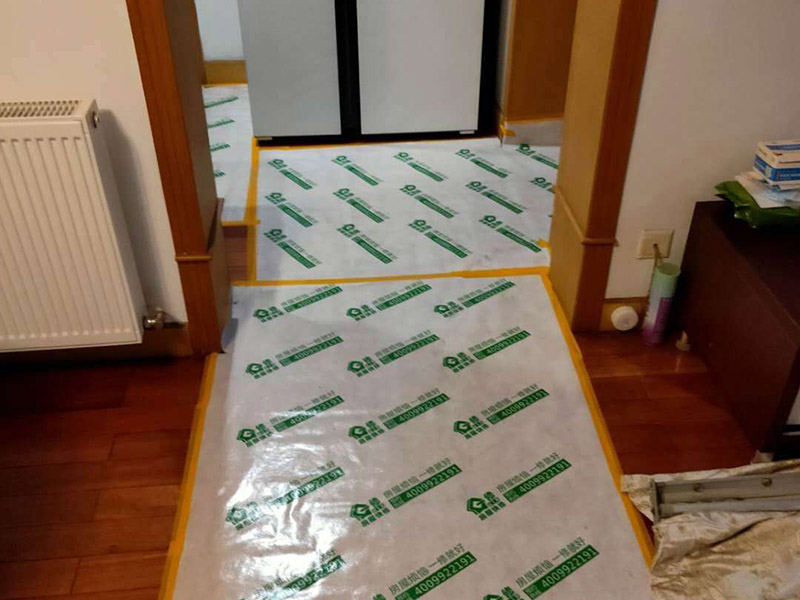 陽臺(tái)裝修翻新:1、老墻面在翻新前一定要做墻面基底處理，粉化嚴(yán)重要鏟除,鏟除后披純白水泥一遍,原墻面過于光滑、刷過油漆、乳膠漆的須作鏟除后做打磨處理。把粘結(jié)不牢的表皮及浮塵去掉,便于新涂料和墻體粘結(jié).如果有掉皮的凹進(jìn)去的部分最好有膩?zhàn)友a(bǔ)一下。  　　 2、墻面底漆的作用是抗堿防潮、封固基材、保護(hù)面漆、提高面漆的質(zhì)感和遮蓋力。尤其是老房翻新，墻面一定要做底漆，直接上面漆墻面容易起泡發(fā)霉，日照久了墻面顏色也容易發(fā)生變化。  　　 3、對(duì)于已上漆墻面的修補(bǔ)相對(duì)而言很難達(dá)到理想效果，所以對(duì)于已上漆墻面的修補(bǔ)最好是整塊的墻面，或盡可能選擇較大的面積進(jìn)行修補(bǔ)，這樣可以盡量避免色差。  　　 4、注意按照漆桶說明配比及涂刷,最好估算好用量,一次準(zhǔn)備足夠的量更為重要,這樣才能保證顏色相同。涂料廠雖然提供了色卡,但由于老墻面本身堿性比較強(qiáng)，效果可能會(huì)有差距。