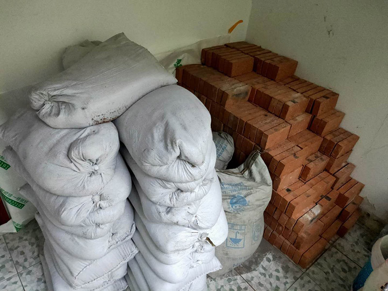 陽臺(tái)裝修翻新:1、老墻面在翻新前一定要做墻面基底處理，粉化嚴(yán)重要鏟除,鏟除后披純白水泥一遍,原墻面過于光滑、刷過油漆、乳膠漆的須作鏟除后做打磨處理。把粘結(jié)不牢的表皮及浮塵去掉,便于新涂料和墻體粘結(jié).如果有掉皮的凹進(jìn)去的部分最好有膩?zhàn)友a(bǔ)一下。  　　 2、墻面底漆的作用是抗堿防潮、封固基材、保護(hù)面漆、提高面漆的質(zhì)感和遮蓋力。尤其是老房翻新，墻面一定要做底漆，直接上面漆墻面容易起泡發(fā)霉，日照久了墻面顏色也容易發(fā)生變化。  　　 3、對(duì)于已上漆墻面的修補(bǔ)相對(duì)而言很難達(dá)到理想效果，所以對(duì)于已上漆墻面的修補(bǔ)最好是整塊的墻面，或盡可能選擇較大的面積進(jìn)行修補(bǔ)，這樣可以盡量避免色差。  　　 4、注意按照漆桶說明配比及涂刷,最好估算好用量,一次準(zhǔn)備足夠的量更為重要,這樣才能保證顏色相同。涂料廠雖然提供了色卡,但由于老墻面本身堿性比較強(qiáng)，效果可能會(huì)有差距。