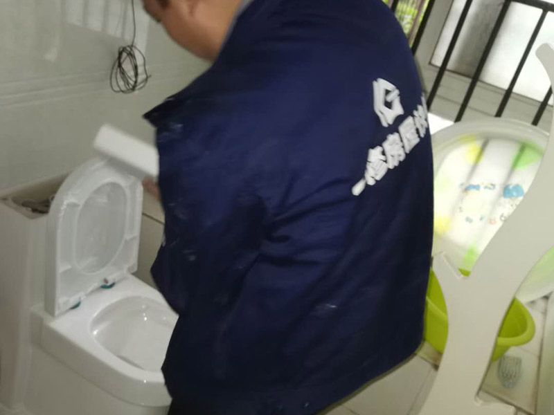 衛(wèi)生間馬桶安裝：必須查看一下排污管道內(nèi)是不是有泥沙、廢紙等雜物的堵塞，同時(shí)也要檢查清楚馬桶所安裝的位置地面前后左右是否水平，不平需要找平。確認(rèn)好排污管的中心，方法很簡單，就是把馬桶翻轉(zhuǎn)過來，然后在馬桶的排污口中心處劃出十字中心線，注意下十字中心線則要延伸到馬桶底部以及四周的腳邊。先把馬桶與地面排污口的十字線對(duì)準(zhǔn)，確保水平安裝馬桶的同時(shí)再用力壓緊密封圈，下一步就是安裝地腳的螺絲與裝飾帽固定馬桶。固定馬桶后，需要在排污口安裝專用的密封圈，或者在四周涂上一圈玻璃膠（油灰）或是水泥砂漿，建議水泥與砂的比例則為1:3。