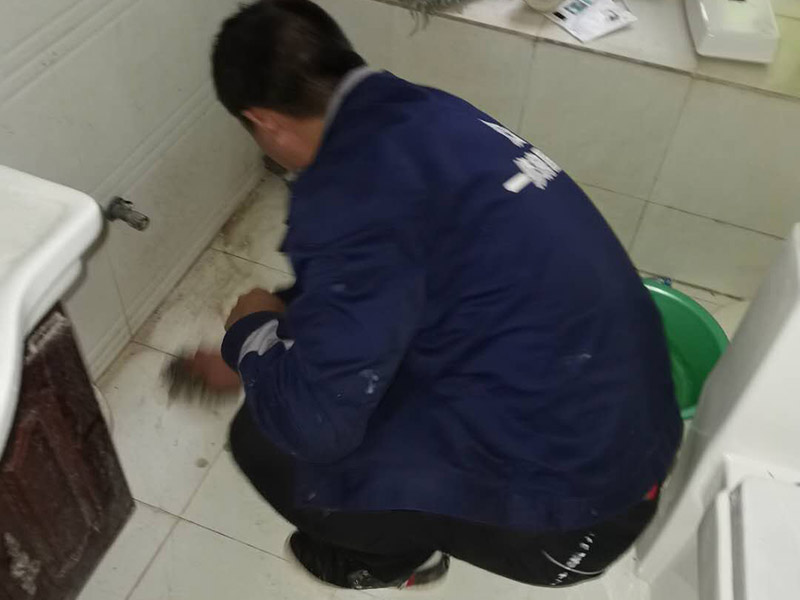 衛(wèi)生間馬桶安裝：必須查看一下排污管道內(nèi)是不是有泥沙、廢紙等雜物的堵塞，同時(shí)也要檢查清楚馬桶所安裝的位置地面前后左右是否水平，不平需要找平。確認(rèn)好排污管的中心，方法很簡單，就是把馬桶翻轉(zhuǎn)過來，然后在馬桶的排污口中心處劃出十字中心線，注意下十字中心線則要延伸到馬桶底部以及四周的腳邊。先把馬桶與地面排污口的十字線對(duì)準(zhǔn)，確保水平安裝馬桶的同時(shí)再用力壓緊密封圈，下一步就是安裝地腳的螺絲與裝飾帽固定馬桶。固定馬桶后，需要在排污口安裝專用的密封圈，或者在四周涂上一圈玻璃膠（油灰）或是水泥砂漿，建議水泥與砂的比例則為1:3。