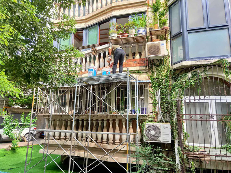 陽臺裝修改造:設計是進行裝修的指導，所以要裝修的好，第一步就是要做好設計，有些業(yè)主認為陽臺那么小的空間還需要設計什么?其實陽臺的排水、吊頂、墻壁、地面、布局都是需要進行設計的。 對于想要擁有精致陽臺的業(yè)主來說吊頂是必不可少的，因為它可以修飾坑坑洼洼的天花板表面。讓陽臺看上去更加的工整干凈。門窗是陽臺裝修當中很重要的環(huán)節(jié)，在進行門窗的選材一定要注意選擇防水防潮材質(zhì)的，窗戶既要考慮到采光又要考慮到防風等等。