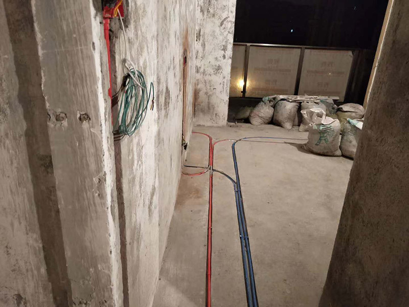 電路布線安裝：首先要根據(jù) 你對(duì)電的用途進(jìn)行電路定位，定位完成后，電工根據(jù)定位和電路走向，開(kāi)布線槽，線路槽很有講究，要橫平豎直，不過(guò)，規(guī)范的做法，不允許開(kāi)橫槽，因?yàn)闀?huì)影響墻的承受力。布線一般采用線管暗埋的方式。線管有冷彎管和PVC管兩種，冷彎管可以彎曲而不斷裂，是布線的最好選擇，因?yàn)樗霓D(zhuǎn)角是有弧度的，線可以隨時(shí)更換，而不用開(kāi)墻。