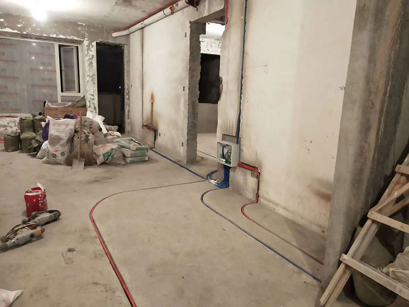 電路布線安裝：首先要根據(jù) 你對(duì)電的用途進(jìn)行電路定位，定位完成后，電工根據(jù)定位和電路走向，開(kāi)布線槽，線路槽很有講究，要橫平豎直，不過(guò)，規(guī)范的做法，不允許開(kāi)橫槽，因?yàn)闀?huì)影響墻的承受力。布線一般采用線管暗埋的方式。線管有冷彎管和PVC管兩種，冷彎管可以彎曲而不斷裂，是布線的最好選擇，因?yàn)樗霓D(zhuǎn)角是有弧度的，線可以隨時(shí)更換，而不用開(kāi)墻。