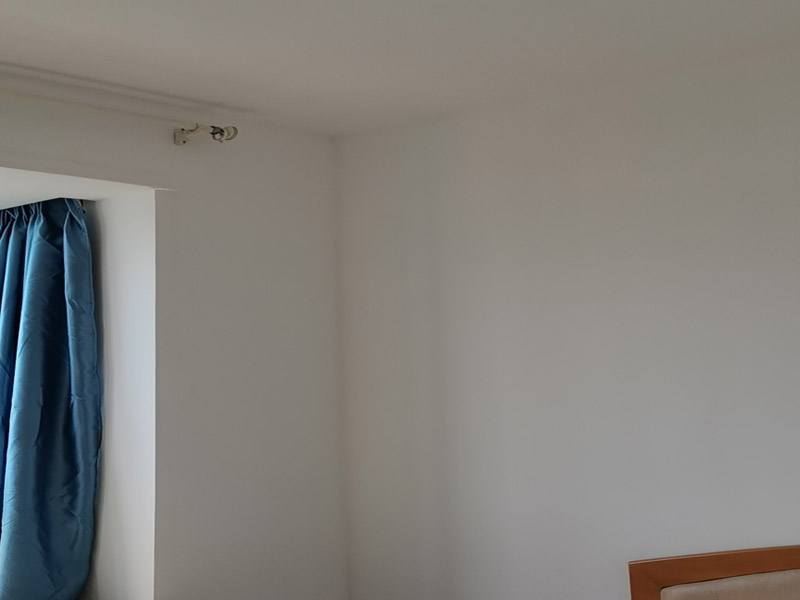 墻面翻新裝修:首先在做翻新的時候一定要把之前的墻面給處理干凈，粉化嚴(yán)重的一定要鏟除干凈。由于之前的墻面有刷過油漆和乳膠漆，所在做完鏟除后一定要做打磨處理，將原來墻體上的結(jié)實的表皮及浮沉全部清理掉，如果說墻體出現(xiàn)小部分的凹陷以及裂縫的話可以用膩子稍微填補一下。清理干凈的墻面一定要刷一道底漆，墻面底漆的主要作用就是抗堿防潮、封固基材、保護(hù)面漆、提高面漆的質(zhì)量以及遮蓋力。 在修補的過程中要是沒有做到全面，并且上漆過程已經(jīng)做了的話那就會顯得相當(dāng)?shù)穆闊?，上漆工程完成后的話再對沒有修補到的地方進(jìn)行修補的話就會很難達(dá)到預(yù)想效果，最大的問題就是會導(dǎo)致色差的問題，所以在修補的時候一定要做到仔細(xì)、全面，不要為后面的工程造成負(fù)擔(dān)。