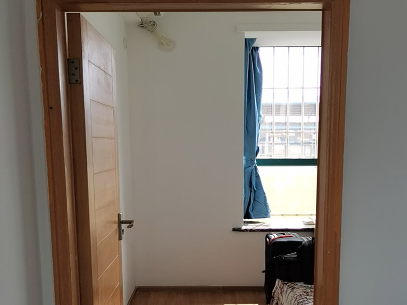 墻面翻新裝修:首先在做翻新的時候一定要把之前的墻面給處理干凈，粉化嚴(yán)重的一定要鏟除干凈。由于之前的墻面有刷過油漆和乳膠漆，所在做完鏟除后一定要做打磨處理，將原來墻體上的結(jié)實的表皮及浮沉全部清理掉，如果說墻體出現(xiàn)小部分的凹陷以及裂縫的話可以用膩子稍微填補一下。清理干凈的墻面一定要刷一道底漆，墻面底漆的主要作用就是抗堿防潮、封固基材、保護(hù)面漆、提高面漆的質(zhì)量以及遮蓋力。 在修補的過程中要是沒有做到全面，并且上漆過程已經(jīng)做了的話那就會顯得相當(dāng)?shù)穆闊?，上漆工程完成后的話再對沒有修補到的地方進(jìn)行修補的話就會很難達(dá)到預(yù)想效果，最大的問題就是會導(dǎo)致色差的問題，所以在修補的時候一定要做到仔細(xì)、全面，不要為后面的工程造成負(fù)擔(dān)。