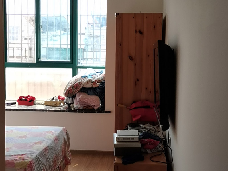 墻面翻新裝修:首先在做翻新的時候一定要把之前的墻面給處理干凈，粉化嚴(yán)重的一定要鏟除干凈。由于之前的墻面有刷過油漆和乳膠漆，所在做完鏟除后一定要做打磨處理，將原來墻體上的結(jié)實的表皮及浮沉全部清理掉，如果說墻體出現(xiàn)小部分的凹陷以及裂縫的話可以用膩子稍微填補一下。清理干凈的墻面一定要刷一道底漆，墻面底漆的主要作用就是抗堿防潮、封固基材、保護(hù)面漆、提高面漆的質(zhì)量以及遮蓋力。 在修補的過程中要是沒有做到全面，并且上漆過程已經(jīng)做了的話那就會顯得相當(dāng)?shù)穆闊掀峁こ掏瓿珊蟮脑捲賹]有修補到的地方進(jìn)行修補的話就會很難達(dá)到預(yù)想效果，最大的問題就是會導(dǎo)致色差的問題，所以在修補的時候一定要做到仔細(xì)、全面，不要為后面的工程造成負(fù)擔(dān)。